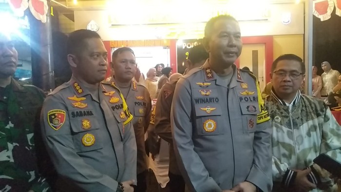 (Kapolda Kalsel) Irjen Pol Winarto bersama sejumlah pejabat, dan Kapolresta Banjaramsin, Kombes Pol Sabana A dan , Walikota Banjarmasin, H Ibnu Sina, sama sama melakukan pemantaun di jalanan pada suasana malam a Idul Fitri 1445 H serta datangi sejumlah posko pengamanan, Selasa (9/4/2024) malam. (SuarIndonesia/ZI)