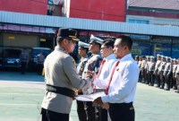 Penghargaan  diserahkan Kapolresta, Kombes Pol Sabana Atmojo saat upacara kesadaran Nasional di halaman Mapolresta, Rabu (17/4/2024). (SuarIndonesia/Ist)
