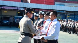 Penghargaan  diserahkan Kapolresta, Kombes Pol Sabana Atmojo saat upacara kesadaran Nasional di halaman Mapolresta, Rabu (17/4/2024). (SuarIndonesia/Ist)