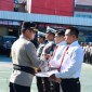 Penghargaan  diserahkan Kapolresta, Kombes Pol Sabana Atmojo saat upacara kesadaran Nasional di halaman Mapolresta, Rabu (17/4/2024). (SuarIndonesia/Ist)