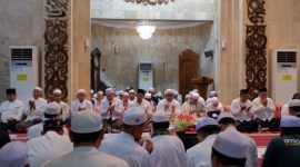 peringatan haul ke-218 Syekh Muhammad Arsyad Al-Banjari (Datu Kelampayan), pada Selasa (16/4/2024) di ruang induk Masjid Raya Sabilal Muhtadin Banjarmasin. (SuarIndonesia/Adv)