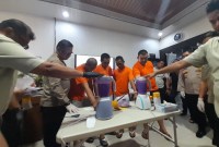 arkoba senilai Rp 7,4 miliar dimasukan ke dalam air bercampur diterjen di ruang lobby Satuan Reserse Narkoba Polresta Banjarmasin, Kamis (18/4/2024). (SuarIndonesia/YI)