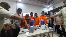 arkoba senilai Rp 7,4 miliar dimasukan ke dalam air bercampur diterjen di ruang lobby Satuan Reserse Narkoba Polresta Banjarmasin, Kamis (18/4/2024). (SuarIndonesia/YI)