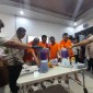 arkoba senilai Rp 7,4 miliar dimasukan ke dalam air bercampur diterjen di ruang lobby Satuan Reserse Narkoba Polresta Banjarmasin, Kamis (18/4/2024). (SuarIndonesia/YI)