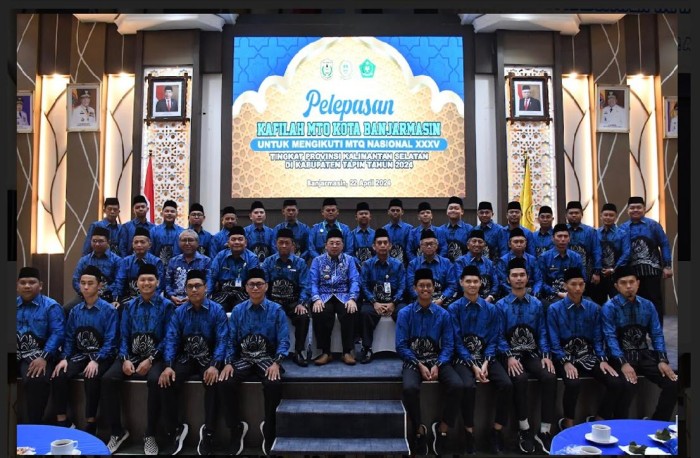 Wali Kota Banjarmasin, H Ibnu Sina melepas Kafilah MTQ Kota Banjarmasin yang akan tampil dalam MTQ Nasional ke 35 tingkat Provinsi Kalimantan Selatan, yang berlangsung di Aula Kayuh Baimbai. Senin (22/4/2024). SuarIndonesia/Ist)