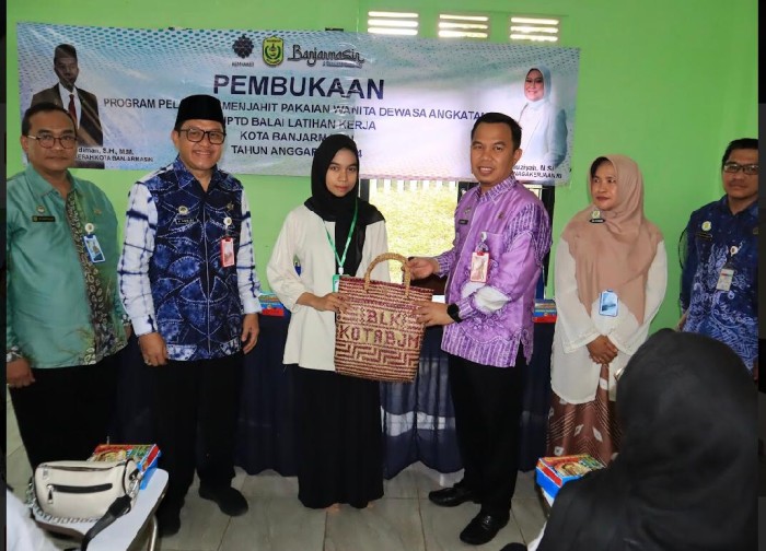 Program Pelatihan Menjahit Pakaian Wanita Dewasa Angkatan 2, di UPTD Balai Latihan Kerja Banjarmasin. (SuarIndonesia/Ist)