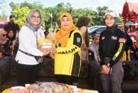 Acil Odah membuka acara Anniversary Galuh Autosport Borneo (GAB) ke-1 dalam kegiatan Baksos (bakti sosial) kolaborasi Denzipur 8/GM di halaman Alaska, Desa Sungai Abid, Kecamatan Cempaka, Kota Banjarbaru. (SuarIndonesia/Adv)