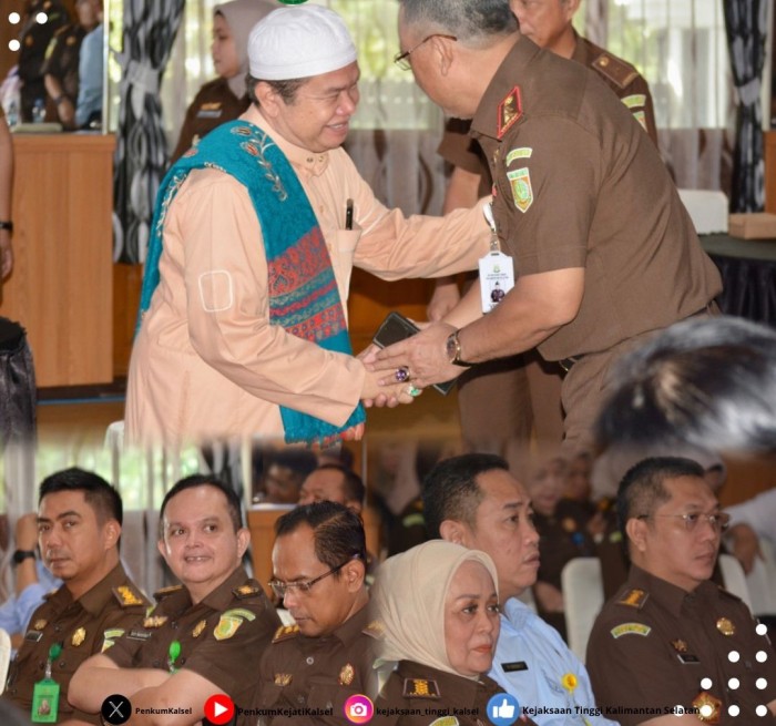 Keluarga besar Kejaksaan Tinggi Kalimantan Selatan (Kejati Kalsel) Halal Bi Halal serta ceramah agama disampaikan Ustadz H.Bahrul Ilmi, berlangsung di Aula Anjung Papadaan,  Selasa (23/4/2024). (SuarIndonesia/Ist)