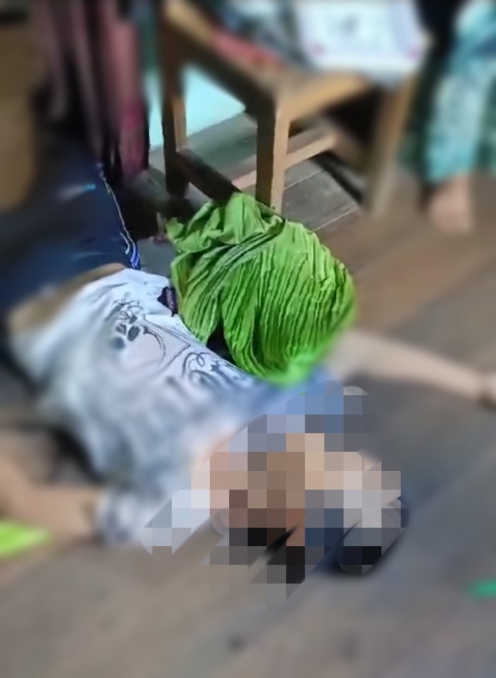 Seorang pria berinisial SR (27), melepas nyaawa, setelah terlilit tali ayunan di dalam rumahnya, yang dalam keadaan kosong, Selasa (23/4/2024). (SuarIndonesia/DO)