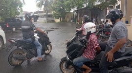 petugas dari Polsekta Banjarmasin Timur megamankan serta di gelandang ke Mapolsekta. (SuarIndonesia/Ist)