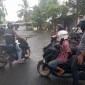 petugas dari Polsekta Banjarmasin Timur megamankan serta di gelandang ke Mapolsekta. (SuarIndonesia/Ist)