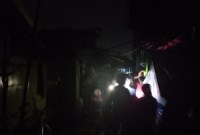 Kebakaran di Jalan Veteran RT 18 RW 02 Gang Kenari Banjarmasin Tengah  menghanguskan sekitar sembilan buah bangunan, Selasa (23/4/2024) sekitar pukul 20.15 Wita. (SuarIndonesia/DO) 





