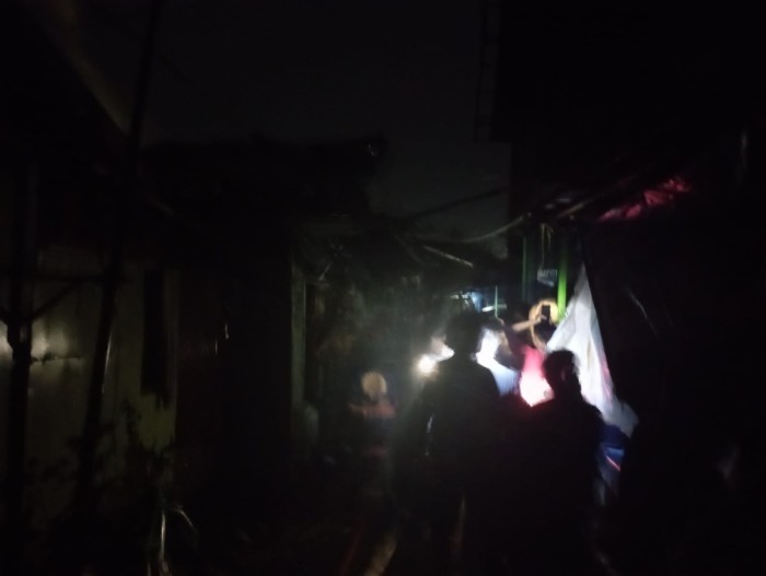 Kebakaran di Jalan Veteran RT 18 RW 02 Gang Kenari Banjarmasin Tengah  menghanguskan sekitar sembilan buah bangunan, Selasa (23/4/2024) sekitar pukul 20.15 Wita. (SuarIndonesia/DO) 





