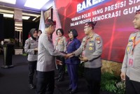 Kepala Bidang Humas (Kabid Humas) dan Kepala Subbidang Multimedia (Kasubbid Mulmed) Bidang Humas Kepolsian Daerah Kalimantan Selatan (Polda Kalsel), meraih penghargaan nilai sertifikasi kompetensi terbaik dalam Rapat Kerja Teknis (Rakernis) Humas Polri TA. 2024. (SuarIndonesia/Ist)
