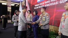 Kepala Bidang Humas (Kabid Humas) dan Kepala Subbidang Multimedia (Kasubbid Mulmed) Bidang Humas Kepolsian Daerah Kalimantan Selatan (Polda Kalsel), meraih penghargaan nilai sertifikasi kompetensi terbaik dalam Rapat Kerja Teknis (Rakernis) Humas Polri TA. 2024. (SuarIndonesia/Ist)