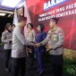 Kepala Bidang Humas (Kabid Humas) dan Kepala Subbidang Multimedia (Kasubbid Mulmed) Bidang Humas Kepolsian Daerah Kalimantan Selatan (Polda Kalsel), meraih penghargaan nilai sertifikasi kompetensi terbaik dalam Rapat Kerja Teknis (Rakernis) Humas Polri TA. 2024. (SuarIndonesia/Ist)