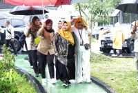 Ketua Dewan Pengawas UPTD BLUD BPAM Banjarbakula, Hj Raudatul Jannah atau Acil Odah memberikan hadiah umroh kepada Zaitun Syahrita (52), warga asal Desa Gudang Hirang, Kecamatan Sungai Tabuk. (SuarIndonesia/Adv)