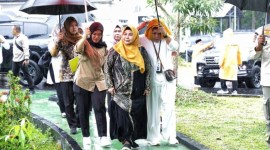 Ketua Dewan Pengawas UPTD BLUD BPAM Banjarbakula, Hj Raudatul Jannah atau Acil Odah memberikan hadiah umroh kepada Zaitun Syahrita (52), warga asal Desa Gudang Hirang, Kecamatan Sungai Tabuk. (SuarIndonesia/Adv)