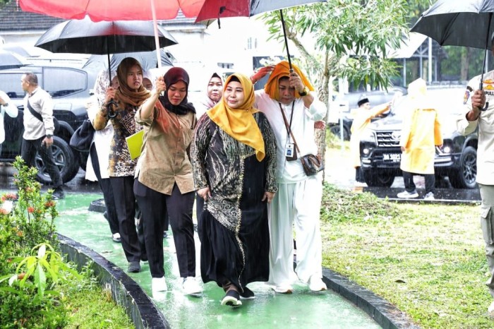 Ketua Dewan Pengawas UPTD BLUD BPAM Banjarbakula, Hj Raudatul Jannah atau Acil Odah memberikan hadiah umroh kepada Zaitun Syahrita (52), warga asal Desa Gudang Hirang, Kecamatan Sungai Tabuk. (SuarIndonesia/Adv)