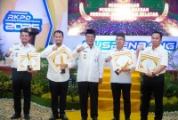 Penghargaan diserahkan langsung Gubernur Kalsel, H Sahbirin Noor kepada Sekretaris Daerah Kota Banjarmasin, Ikhsan Budiman (SuarIndonesia/Ist)