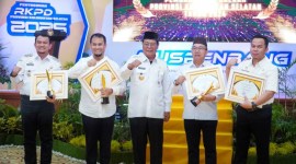 Penghargaan diserahkan langsung Gubernur Kalsel, H Sahbirin Noor kepada Sekretaris Daerah Kota Banjarmasin, Ikhsan Budiman (SuarIndonesia/Ist)