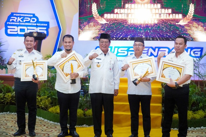 Penghargaan diserahkan langsung Gubernur Kalsel, H Sahbirin Noor kepada Sekretaris Daerah Kota Banjarmasin, Ikhsan Budiman (SuarIndonesia/Ist)