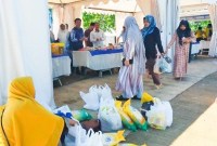 Beberapa stand menjual aneka kebutuhan masyarakat ini langsung diserbu pembeli (SuarIndonesia/Adv)