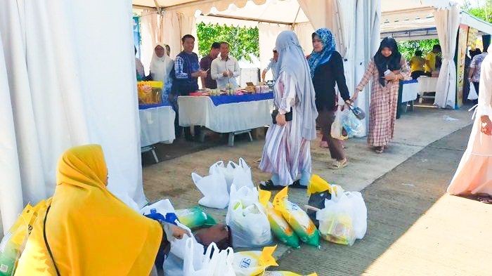 Beberapa stand menjual aneka kebutuhan masyarakat ini langsung diserbu pembeli (SuarIndonesia/Adv)
