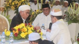 Paman Birin dengan penuh khidmat menjadi saksi ijab kabul untuk Makiah Wildan., Minggu (28/4/2024) (SuarIndonesia/Adv)