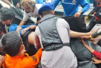 Anggota Water Rescue bersama Rescue gabungan temukan korban tenggelam beenama Danu (23), tak jauh dari lokasi di. Sungai Martapura, tepatnya dekat jembatan Pasar Lama Banjarmasin Tengah, Senin (29/4/2024). (SuarIndonesia/DO)