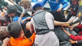 Anggota Water Rescue bersama Rescue gabungan temukan korban tenggelam beenama Danu (23), tak jauh dari lokasi di. Sungai Martapura, tepatnya dekat jembatan Pasar Lama Banjarmasin Tengah, Senin (29/4/2024). (SuarIndonesia/DO)