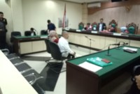 Kedua terdakwa kini duduk di kursi terdakwa pada Pengadilan Tindak Pidana Korupsi Banjarmasin, Senin (29/4/2024), di hadapan majelis hakim ytang diketuai Yusriansyah.. (SuarIndonesia/HD)