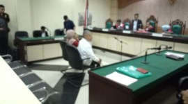 Kedua terdakwa kini duduk di kursi terdakwa pada Pengadilan Tindak Pidana Korupsi Banjarmasin, Senin (29/4/2024), di hadapan majelis hakim ytang diketuai Yusriansyah.. (SuarIndonesia/HD)