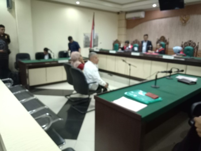 Kedua terdakwa kini duduk di kursi terdakwa pada Pengadilan Tindak Pidana Korupsi Banjarmasin, Senin (29/4/2024), di hadapan majelis hakim ytang diketuai Yusriansyah.. (SuarIndonesia/HD)