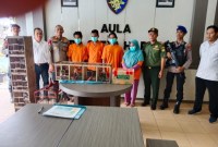Jajaran Satuan Polisi Perairan dan Udara (Satpolairud) Polresta Banjarmasin, mengamankan empat tersangka tersangka penjual satwa yang dilindungi (SuarIndonesia/DO)