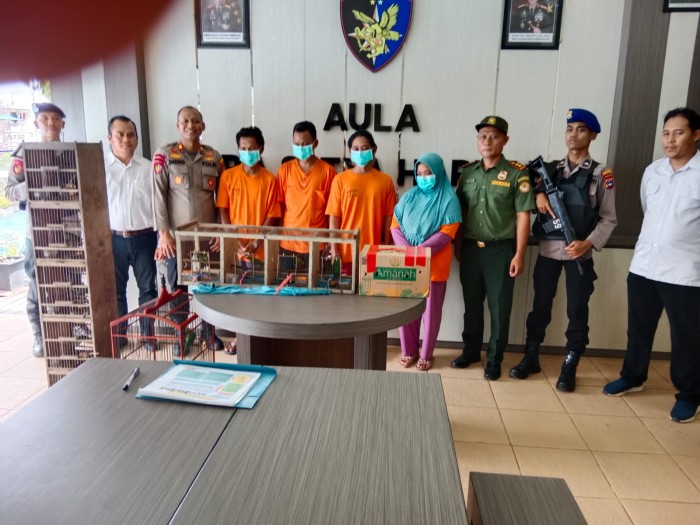 Jajaran Satuan Polisi Perairan dan Udara (Satpolairud) Polresta Banjarmasin, mengamankan empat tersangka tersangka penjual satwa yang dilindungi (SuarIndonesia/DO)