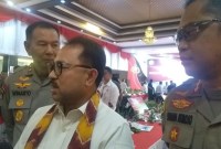 Pangeran Khairul Saleh didampingi Kapolda Kalsel, Irjen Pol Winarto (kiri) dan Kaporesta Banjarmasin, Kombes Pol Sabana Atmojo (kanan)