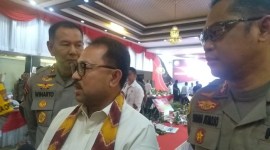 Pangeran Khairul Saleh didampingi Kapolda Kalsel, Irjen Pol Winarto (kiri) dan Kaporesta Banjarmasin, Kombes Pol Sabana Atmojo (kanan)