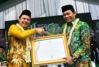 Gubernur Kalsel Paman Birin melalui Sekdaprov Kalsel juga menyerahkan penghargaan 100 persen TPPK dari Kemenristekdikti Balai Penjamin Mutu dan Pendidikan Prov Kalsel kepada Bupati Balangan (SuarIndonesia/Adv)