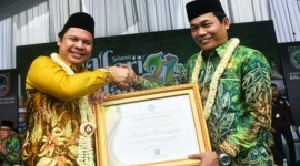 Gubernur Kalsel Paman Birin melalui Sekdaprov Kalsel juga menyerahkan penghargaan 100 persen TPPK dari Kemenristekdikti Balai Penjamin Mutu dan Pendidikan Prov Kalsel kepada Bupati Balangan (SuarIndonesia/Adv)