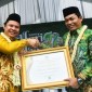 Gubernur Kalsel Paman Birin melalui Sekdaprov Kalsel juga menyerahkan penghargaan 100 persen TPPK dari Kemenristekdikti Balai Penjamin Mutu dan Pendidikan Prov Kalsel kepada Bupati Balangan (SuarIndonesia/Adv)
