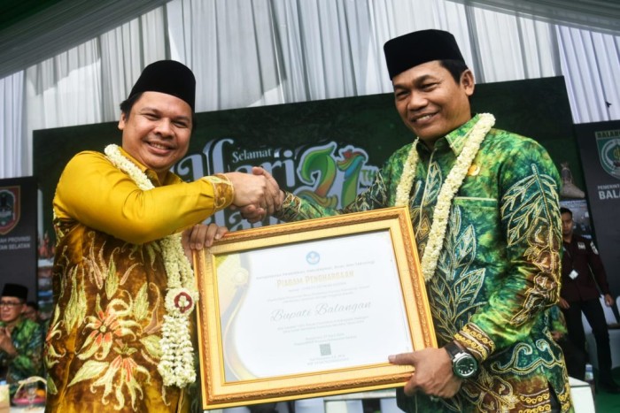 Gubernur Kalsel Paman Birin melalui Sekdaprov Kalsel juga menyerahkan penghargaan 100 persen TPPK dari Kemenristekdikti Balai Penjamin Mutu dan Pendidikan Prov Kalsel kepada Bupati Balangan (SuarIndonesia/Adv)