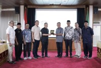 etua Komisi II DPRD Kalsel, Imam Suprastowo yang membidangi ekonomi dan keuangan didampingi Bank Pembangunan Daerah (BPD) Kalsel saat kunjungan ke BPD Bali dalam rangka studi komparasi terkait optimalisasi Pendapatan Asli Daerah (PAD), Senin (29/4/2024). (SuarIndonesia/Ist)