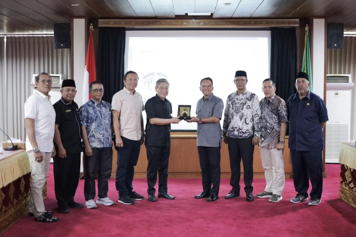 etua Komisi II DPRD Kalsel, Imam Suprastowo yang membidangi ekonomi dan keuangan didampingi Bank Pembangunan Daerah (BPD) Kalsel saat kunjungan ke BPD Bali dalam rangka studi komparasi terkait optimalisasi Pendapatan Asli Daerah (PAD), Senin (29/4/2024). (SuarIndonesia/Ist)