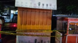 Seorang penjual minuman jus buah Jubaidi (26), ditemukan dalam keadaan tak bernyawaa di dalam kiosnya, yang berukuran kecil terletak di Jalan HKSN dekat Komplek Surya Gemilang Banjarmasin Utara/ SuarIndonesia/DO)