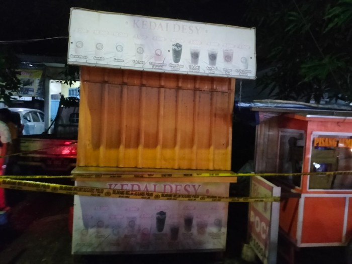 Seorang penjual minuman jus buah Jubaidi (26), ditemukan dalam keadaan tak bernyawaa di dalam kiosnya, yang berukuran kecil terletak di Jalan HKSN dekat Komplek Surya Gemilang Banjarmasin Utara/ SuarIndonesia/DO)