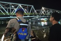 Pasangan muda mudi misterius (identitasnya belum diketahui) dikabarkan menceburkan diri ke Sungai Martapura, yang berlokasi di Jalan A Yani dekat Jembatan Dewi Banjarmasin Tengah, Selasa (30/4/2024) dinihari (SuarIndonesia/DO)