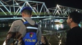 Pasangan muda mudi misterius (identitasnya belum diketahui) dikabarkan menceburkan diri ke Sungai Martapura, yang berlokasi di Jalan A Yani dekat Jembatan Dewi Banjarmasin Tengah, Selasa (30/4/2024) dinihari (SuarIndonesia/DO)