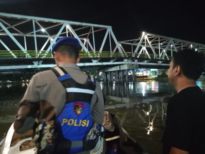 Pasangan muda mudi misterius (identitasnya belum diketahui) dikabarkan menceburkan diri ke Sungai Martapura, yang berlokasi di Jalan A Yani dekat Jembatan Dewi Banjarmasin Tengah, Selasa (30/4/2024) dinihari (SuarIndonesia/DO)