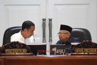 

Jokowi terbitkan gaji anak buah wakil presiden. [ANTARA FOTO/Akbar Nugroho Gumay]